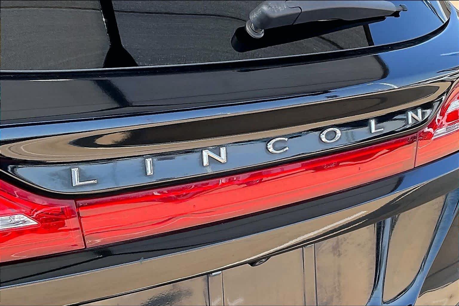 Used 2017 Black Velvet Lincoln Select image 29