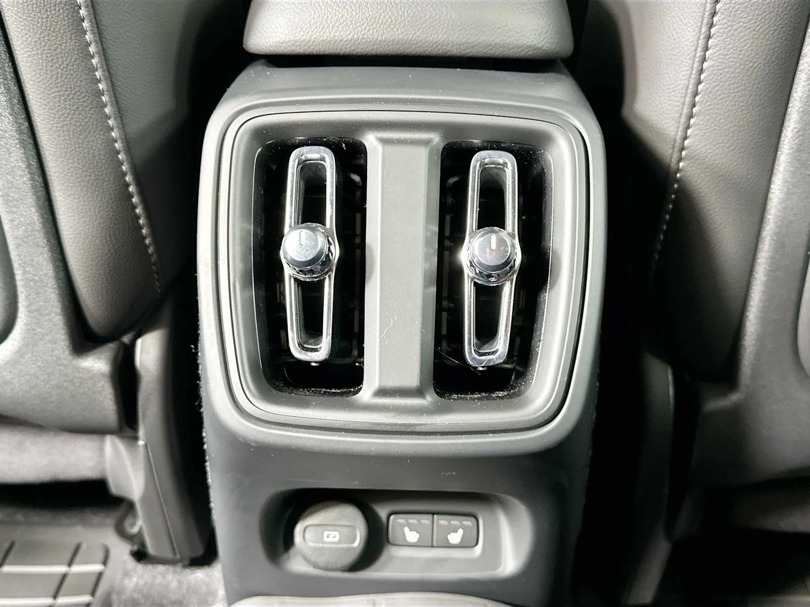 2025 Volvo XC40 Core - Photo 23
