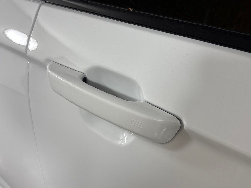 New 2026 Bright White Clear-Coat Exterior Paint Jeep Altitude image 12