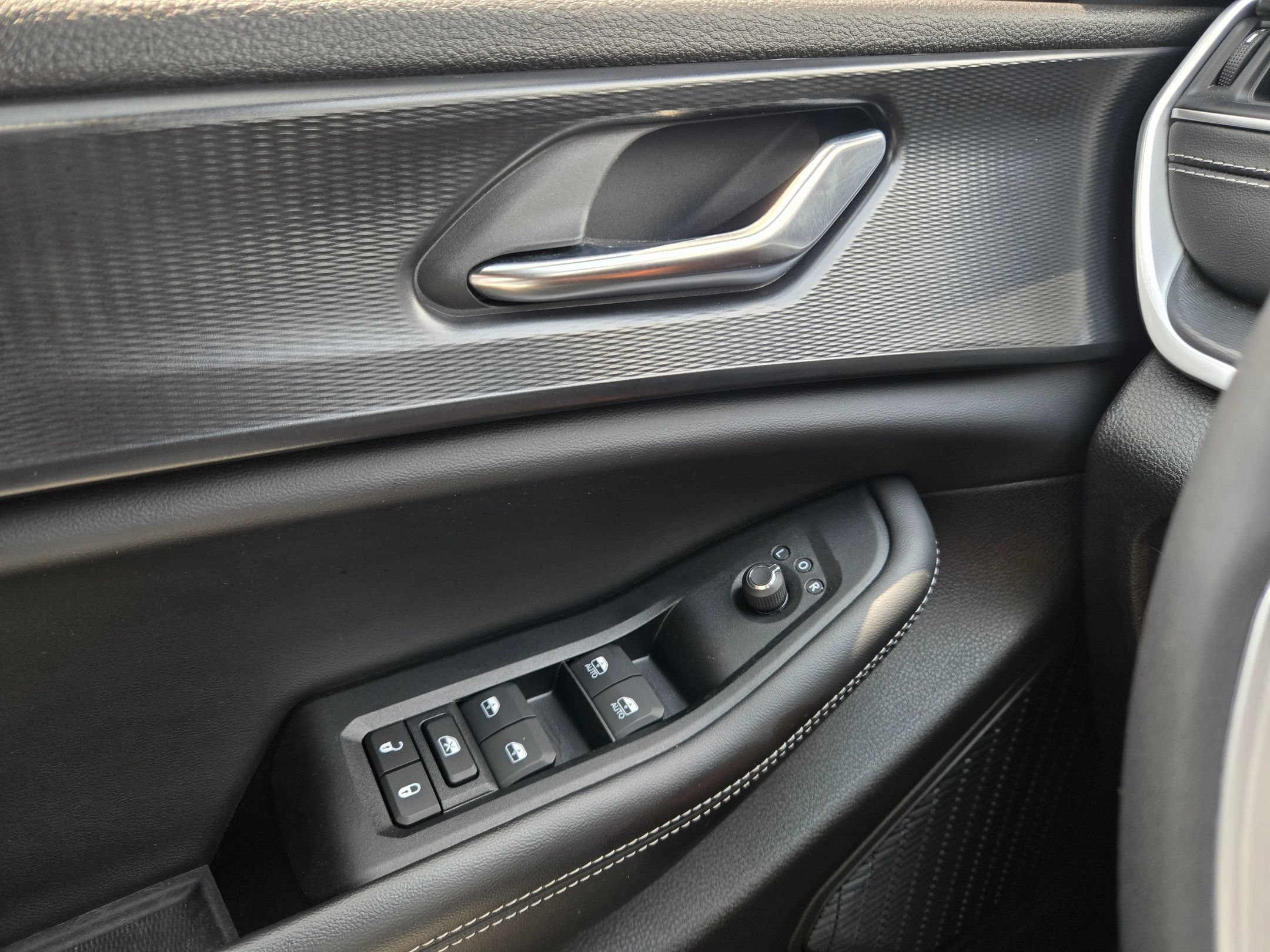 Used 2025 Silver Zynith Jeep Altitude X image 20