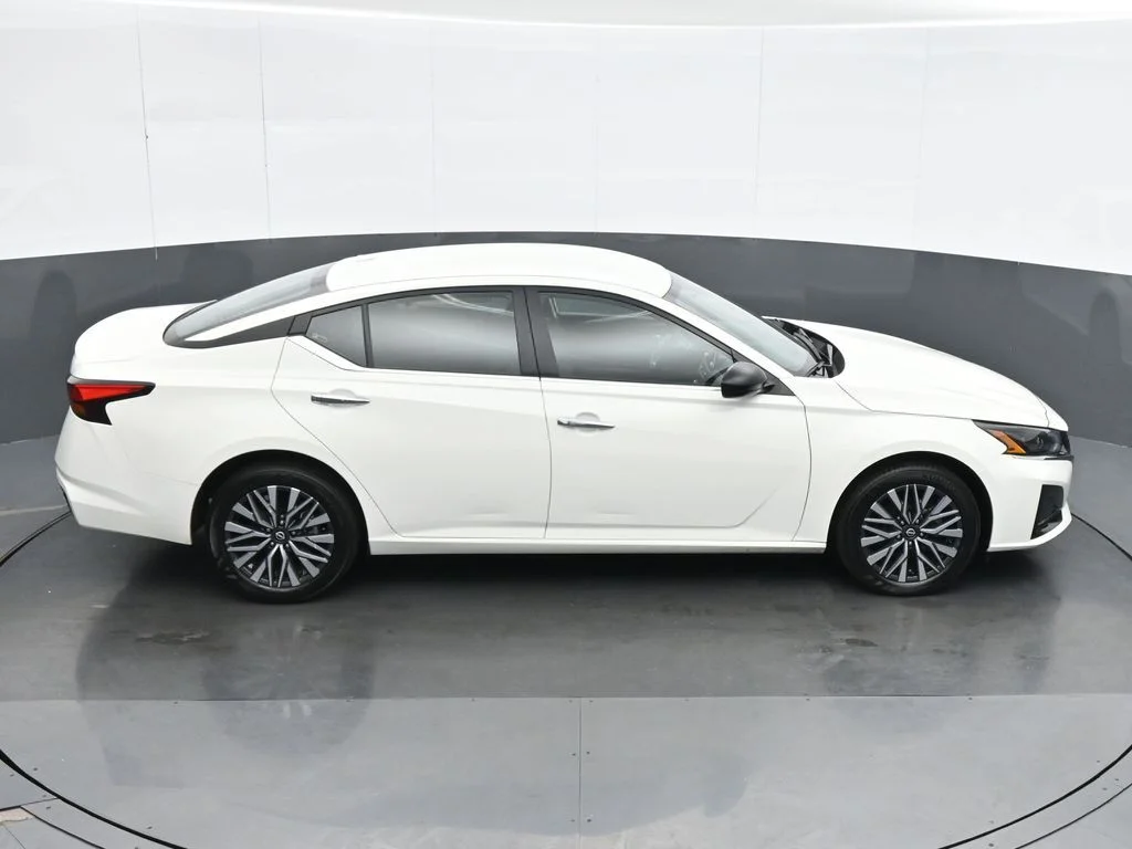 Used 2025 White Nissan 2.5 SV image 22