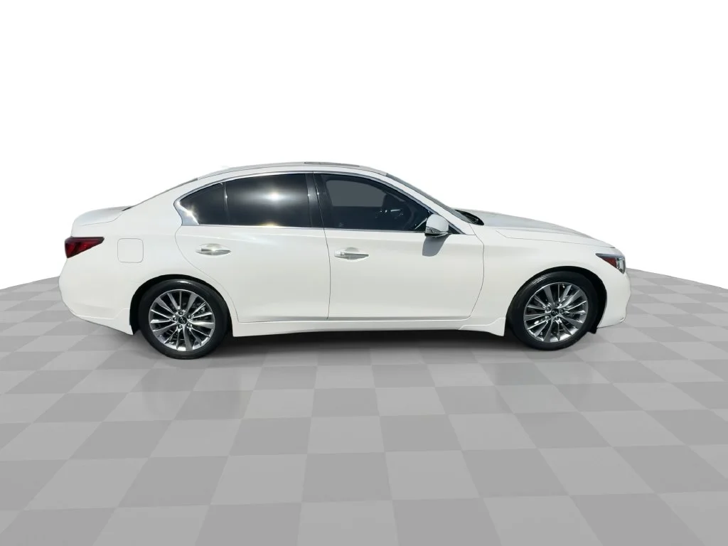 Used 2023 White INFINITI LUXE image 9