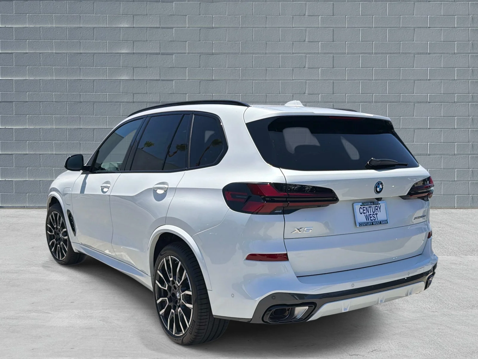 New 2026 Mineral White Metallic BMW xDrive50e Plug-In Hybrid image 3