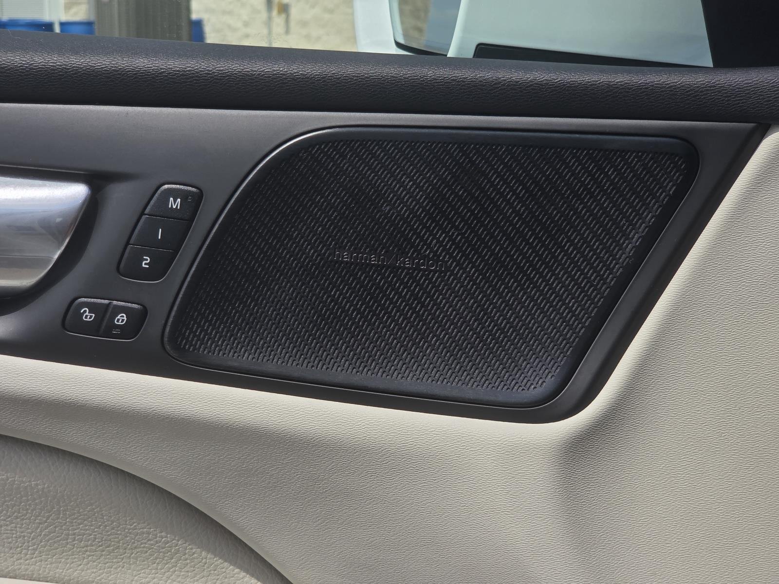 Used 2022 Crystal White Metallic Volvo Inscription image 29