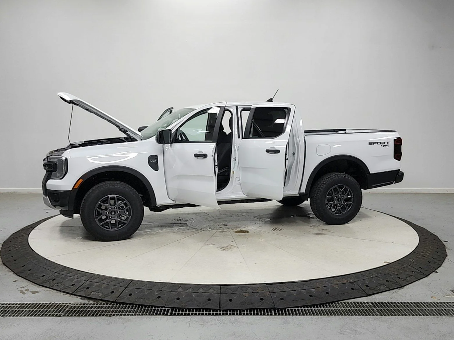 New 2026 Oxford White Ford XLT image 13