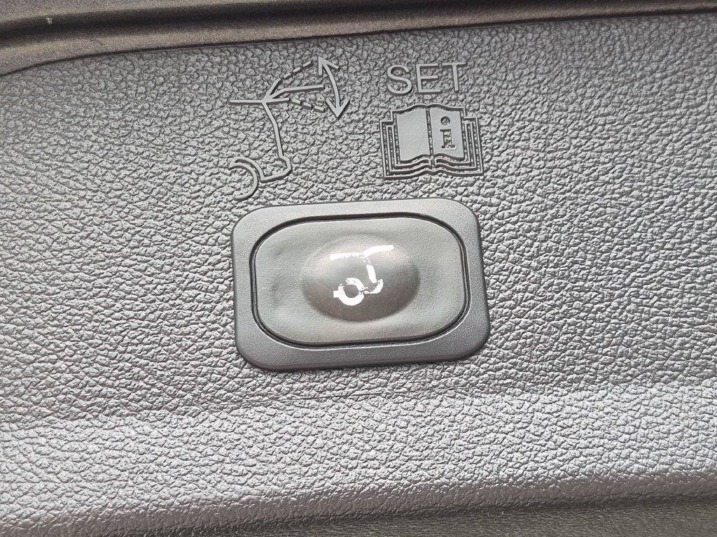 Used 2018 Gray Ford SEL image 8