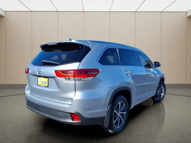 Used 2017 Silver Toyota XLE image 6