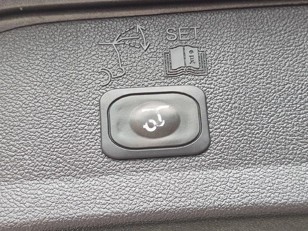 Used 2018 Gray Ford SEL image 8