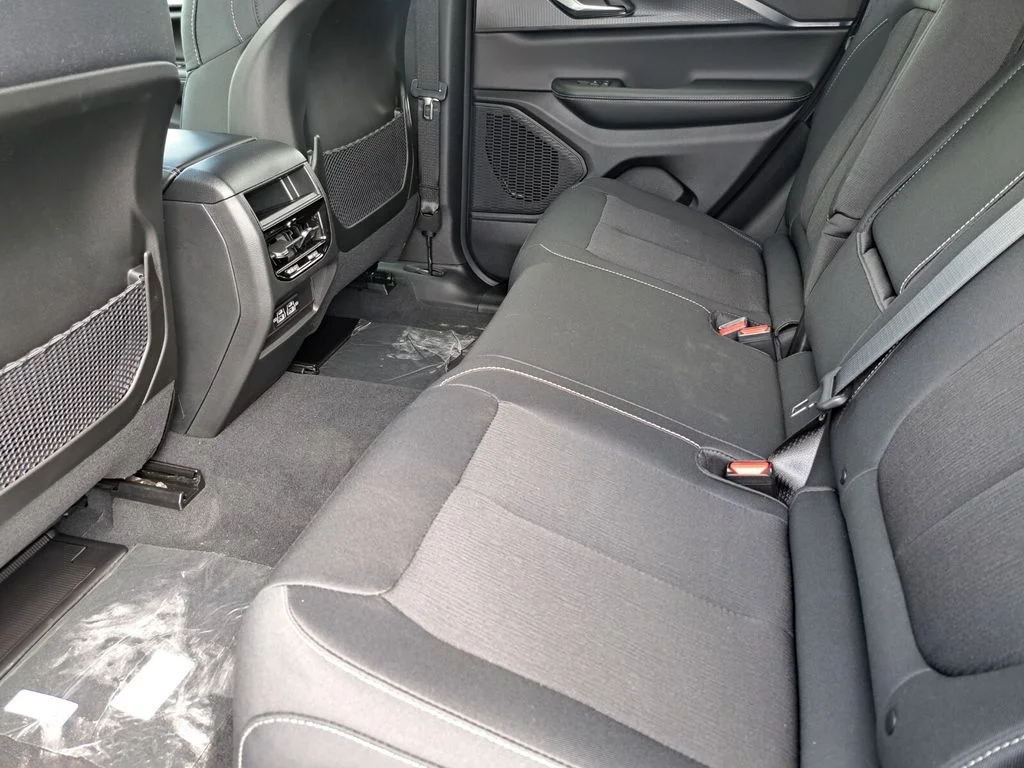 New 2026 Diamond Black Crystal Pearl-Coat Exterior Paint Jeep Laredo image 20