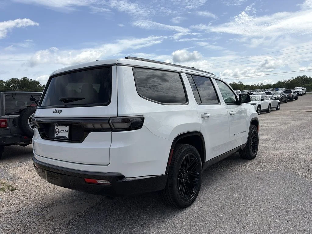 New 2026 Bright White Clear-Coat Exterior Paint Jeep Limited Reserve image 6