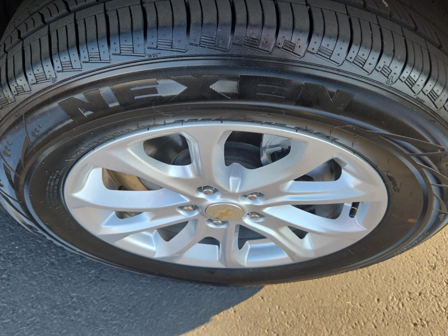 Used 2019 MOSAIC BLACK METALLIC Chevrolet LT image 3