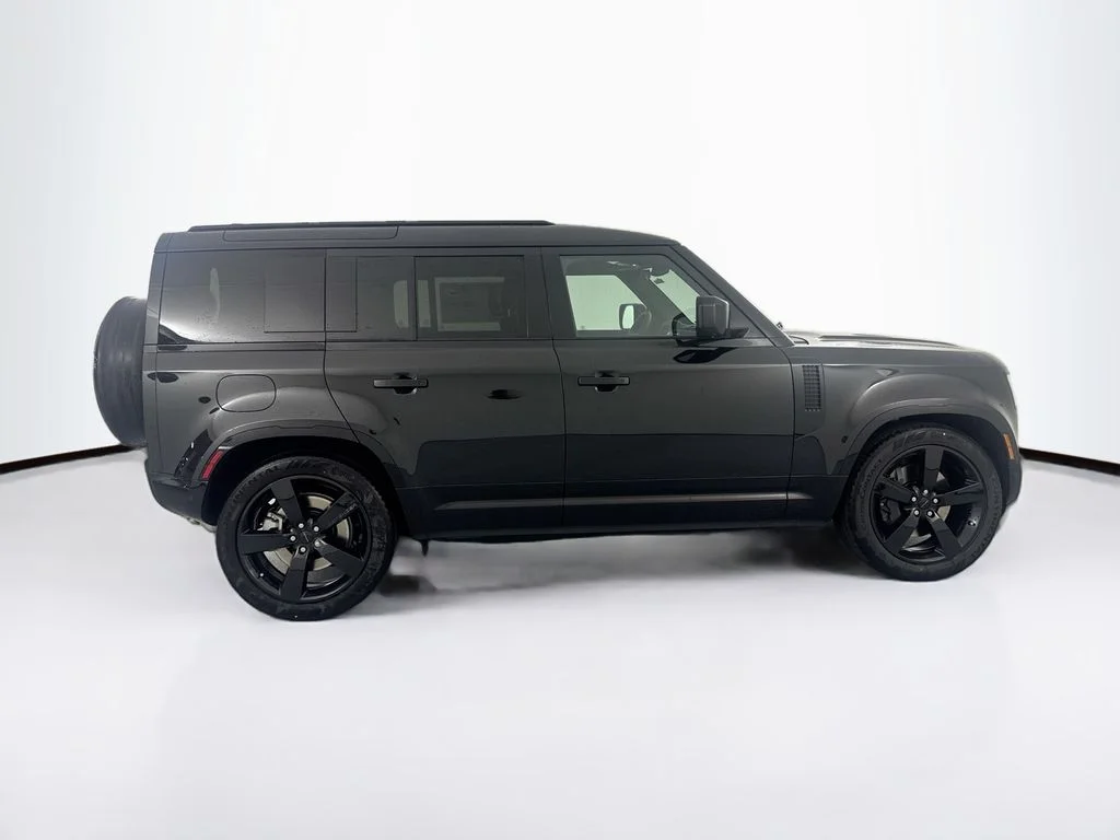 New 2026 Santorini Black Land Rover X-Dynamic SE image 4