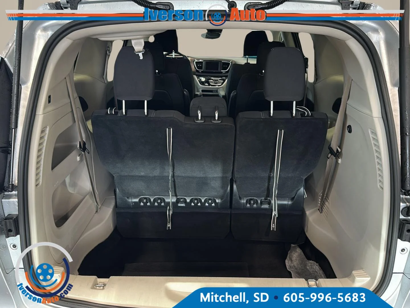 Used 2023 Silver Mist Clearcoat Chrysler LX image 28