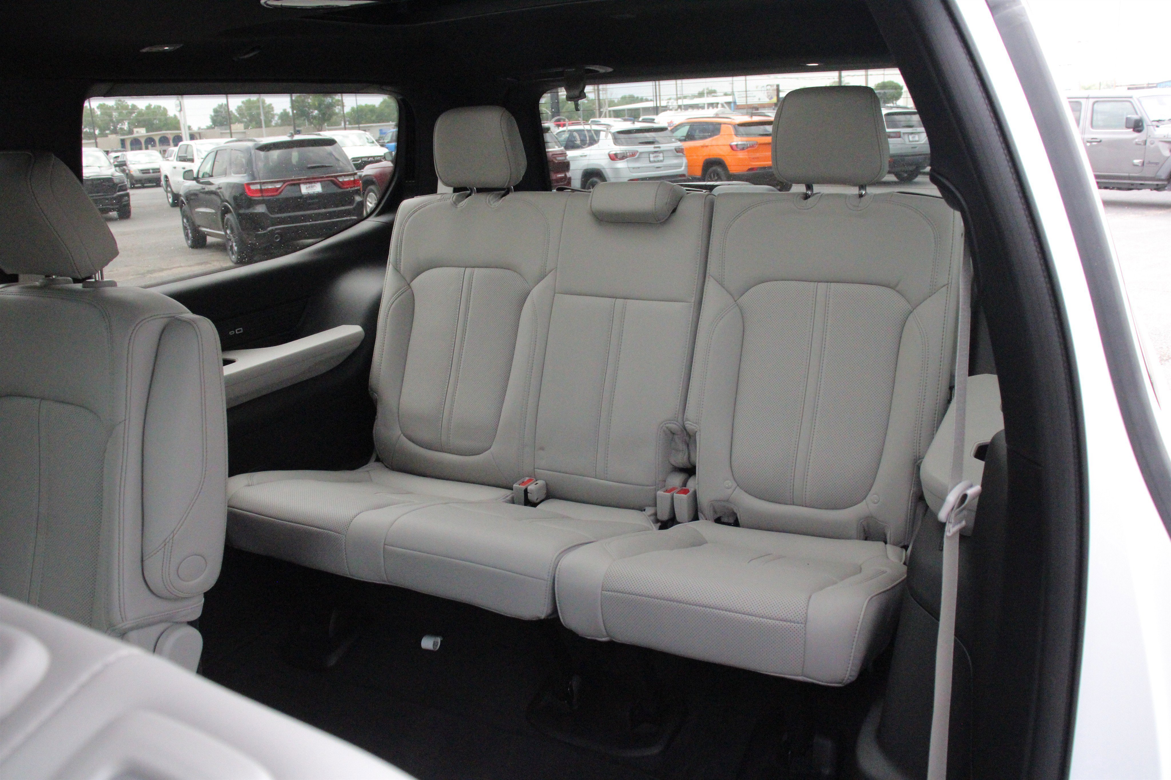 New 2026 Bright White Clear-Coat Exterior Paint Jeep Limited Reserve image 26