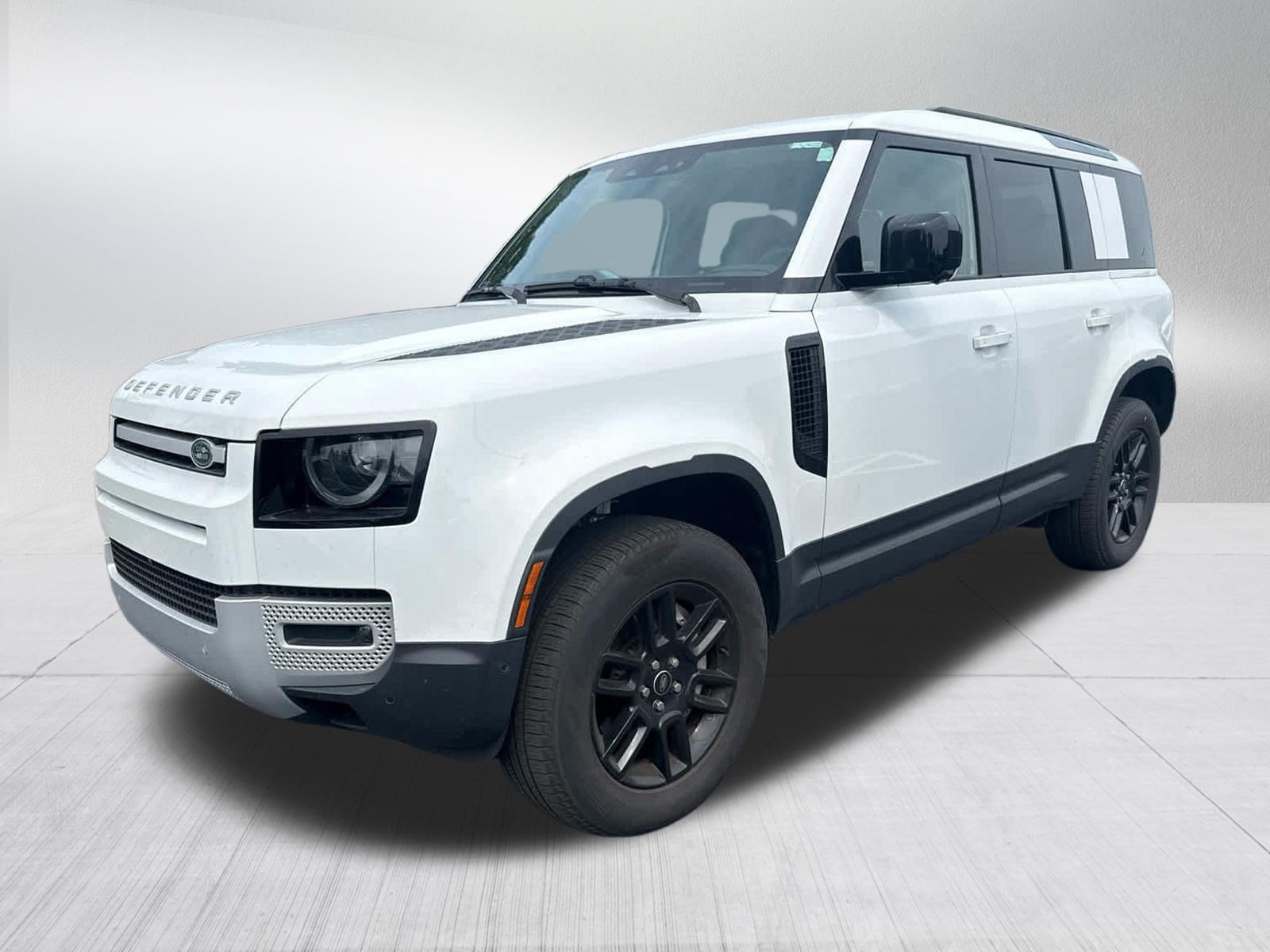 Used 2025 White Land Rover S image 1