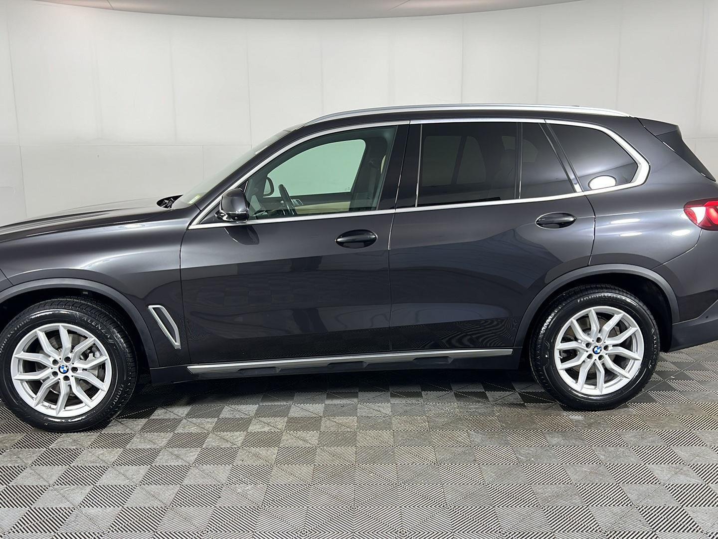 Used 2021  BMW xDrive40i image 12