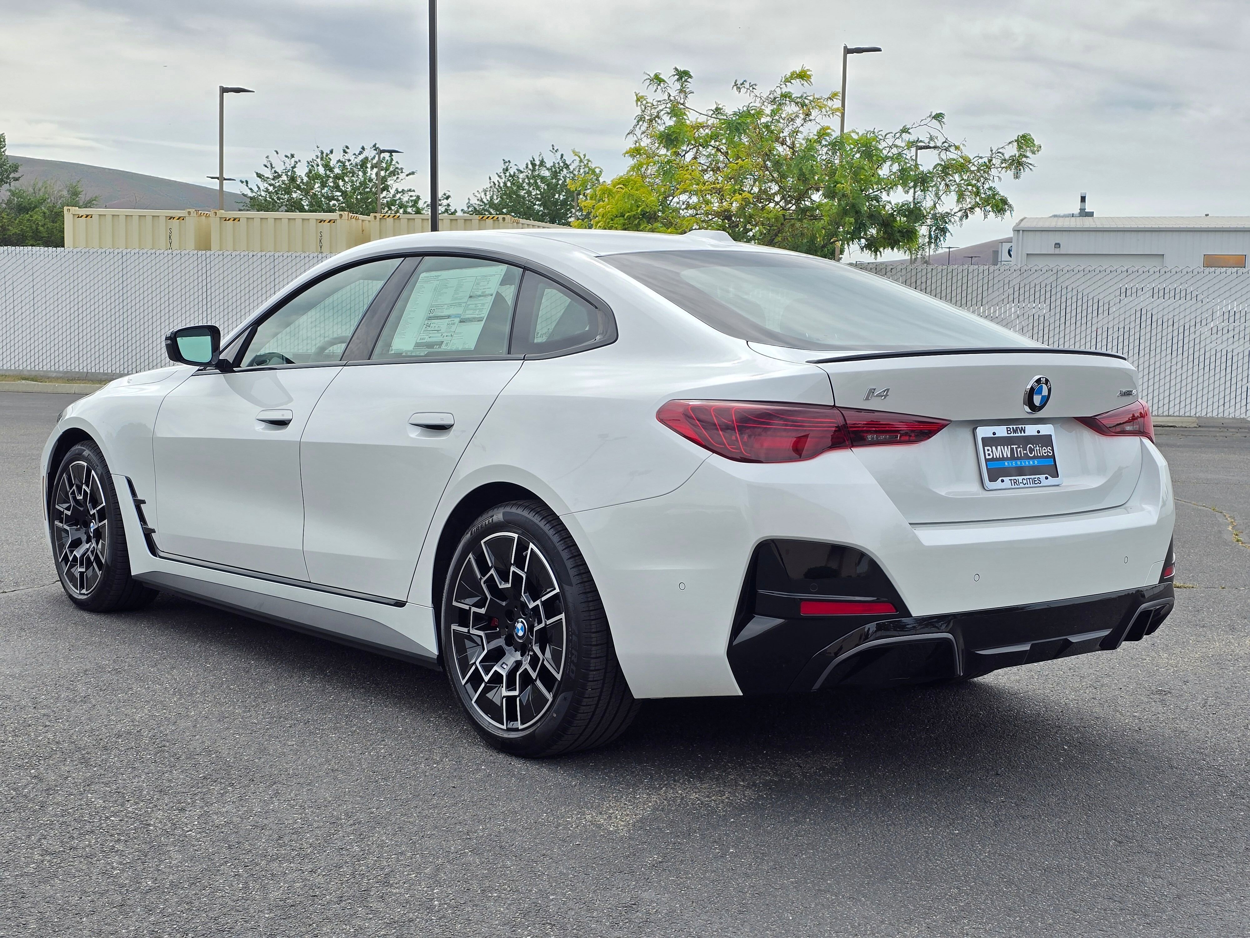 New 2026 Mineral White Metallic BMW xDrive40 image 36