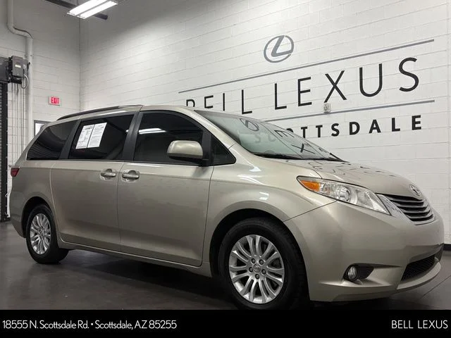 Used 2017  Toyota XLE image 1