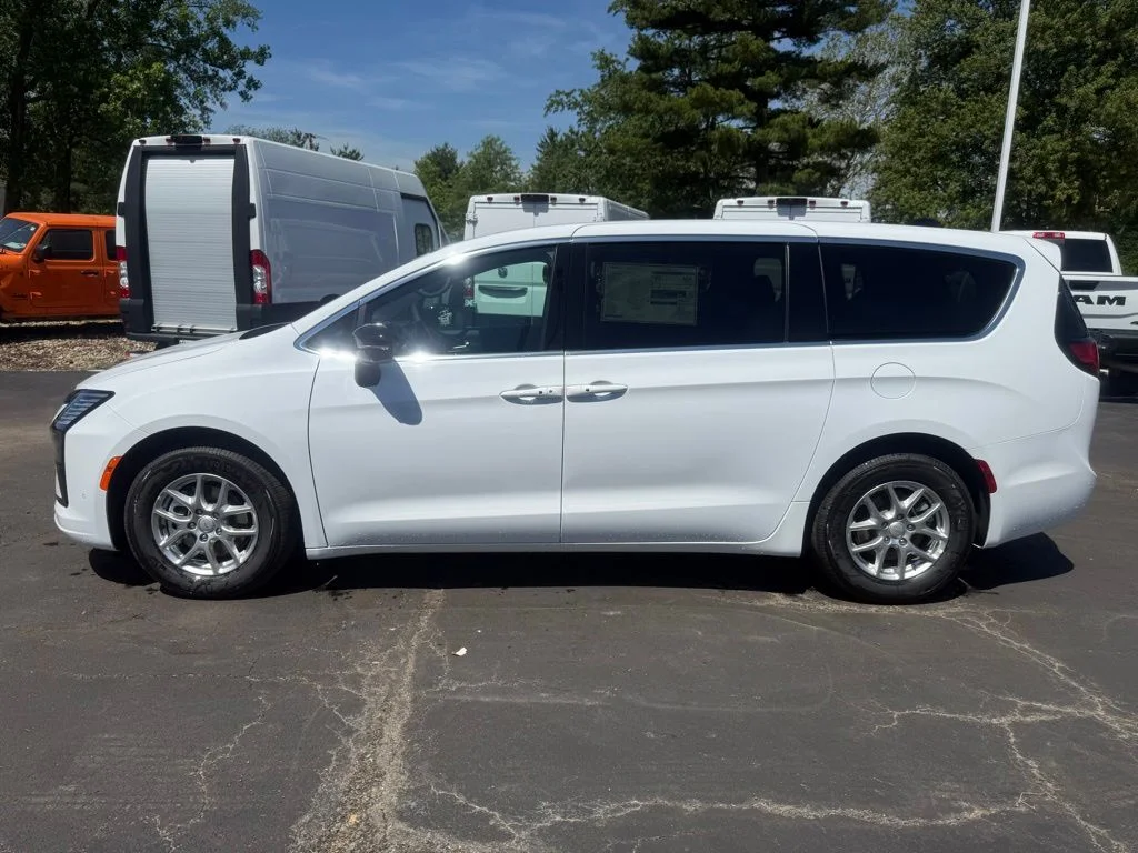 New 2027 Bright White Clear-Coat Exterior Paint Chrysler Select image 7