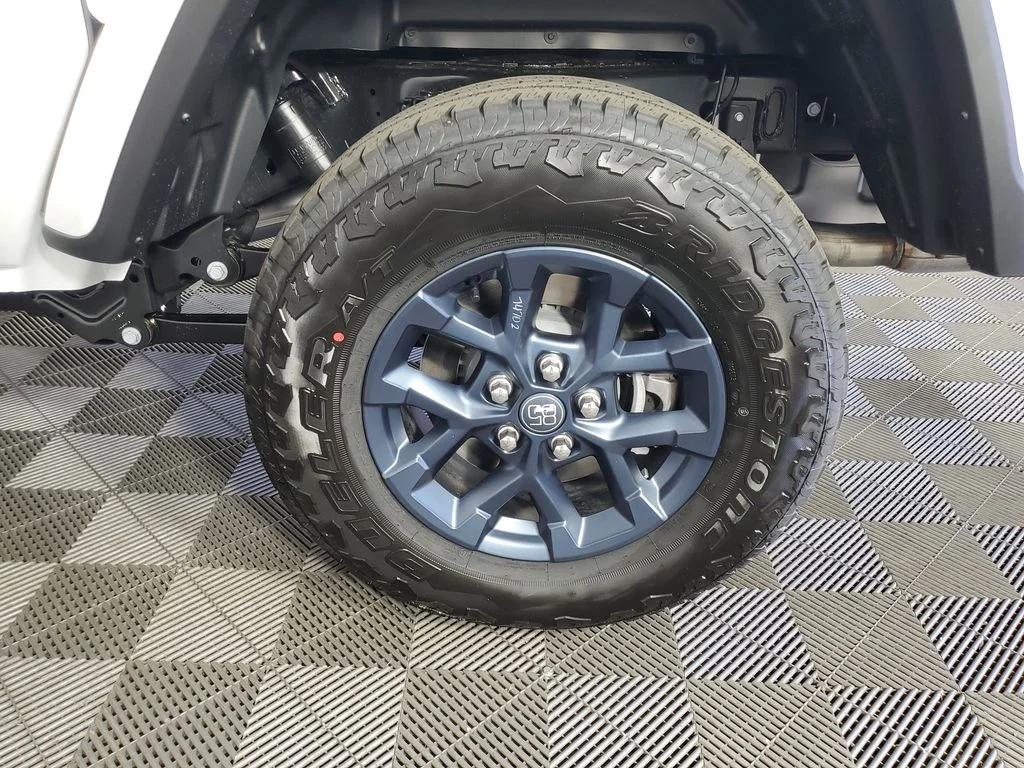 New 2026 Bright White Clear-Coat Exterior Paint Jeep 85th Anniversary Edition image 32
