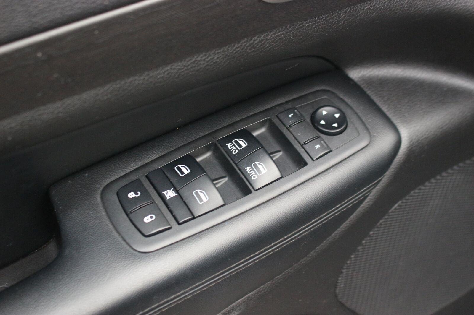 Used 2018  Jeep Laredo E image 12