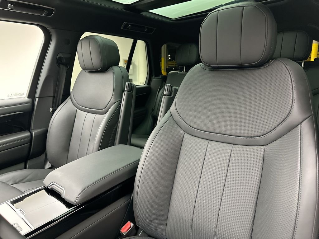 Used 2025  Land Rover SE image 22