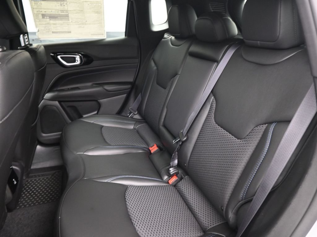 New 2026 Silver Zynith Metallic Clearcoat Jeep Latitude image 10