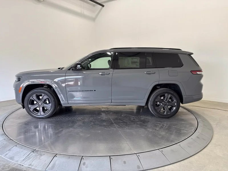 New 2027 Sting-Gray Clear-Coat Paint Jeep Limited Reserve image 4