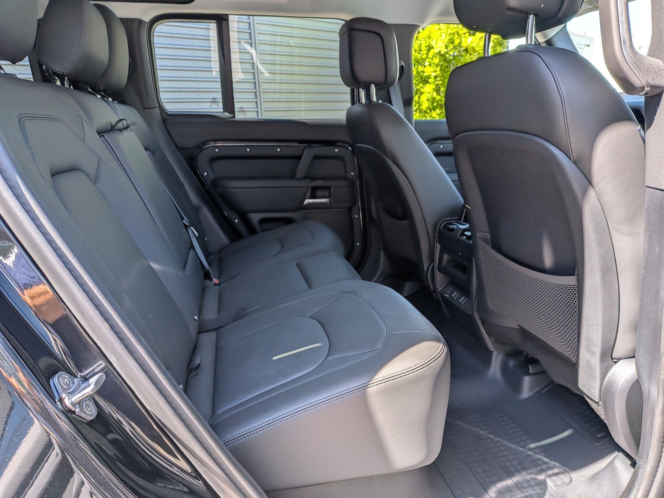 New 2026 Santorini Black Land Rover P400 X-Dynamic SE image 30