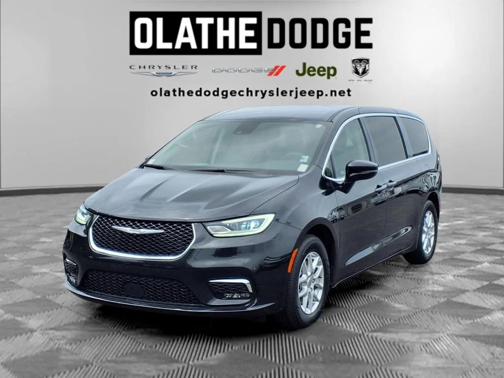 2024 Chrysler Pacifica Touring L's photo