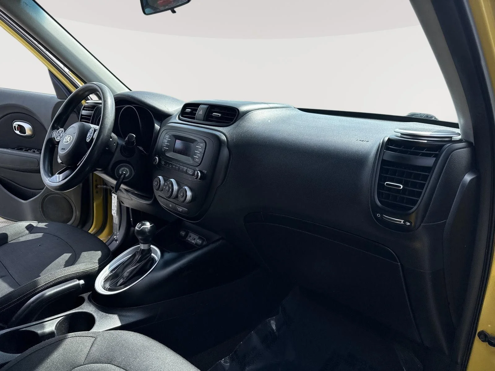 Used 2014 Solar Yellow Kia + image 28