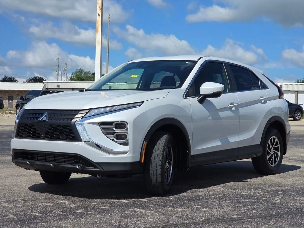 Used 2023 Diamond White Mitsubishi ES image 18