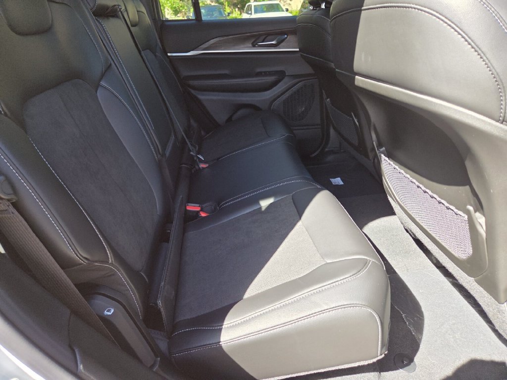 New 2027 Bright White Clear-Coat Paint Jeep Laredo Altitude image 18