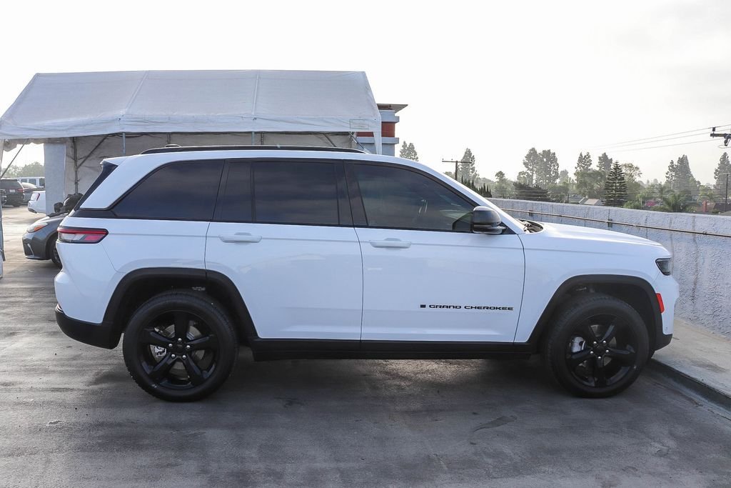 Used 2023 Bright White Clearcoat Jeep Limited image 13