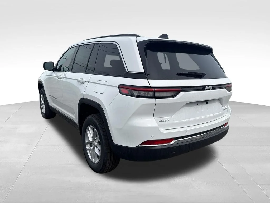 New 2026 Bright White Clear-Coat Exterior Paint Jeep Laredo X image 5