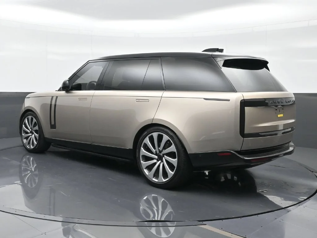 Used 2026  Land Rover SE image 2