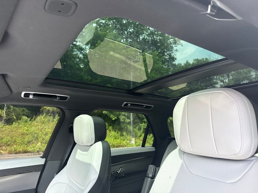 Used 2024 Fuji White Land Rover Dynamic SE image 11