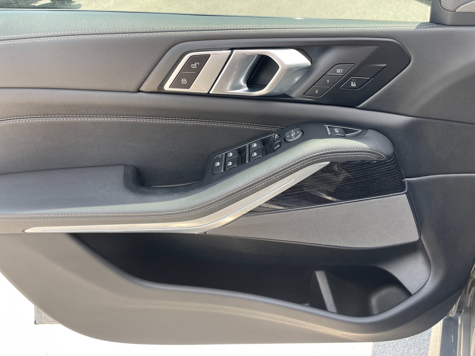 Used 2024 Gray BMW xDrive40i image 12