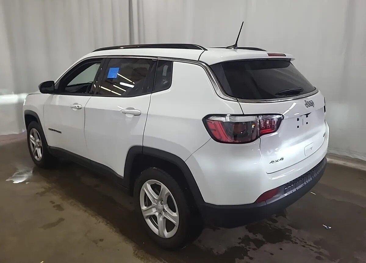 Used 2023 Bright White Clearcoat Jeep Latitude image 3