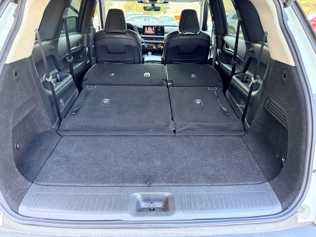 Used 2024 Majestic White INFINITI LUXE image 10