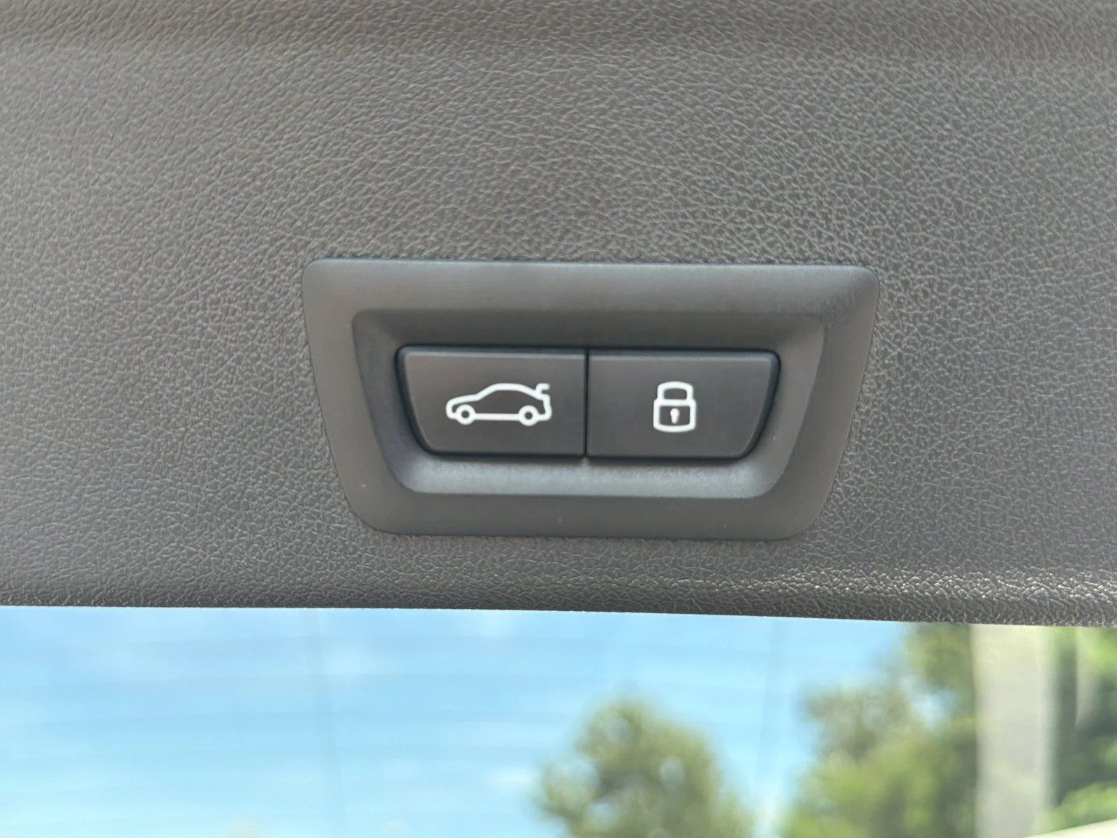 Used 2025 Skyscraper Grey Metallic BMW xDrive40i image 17