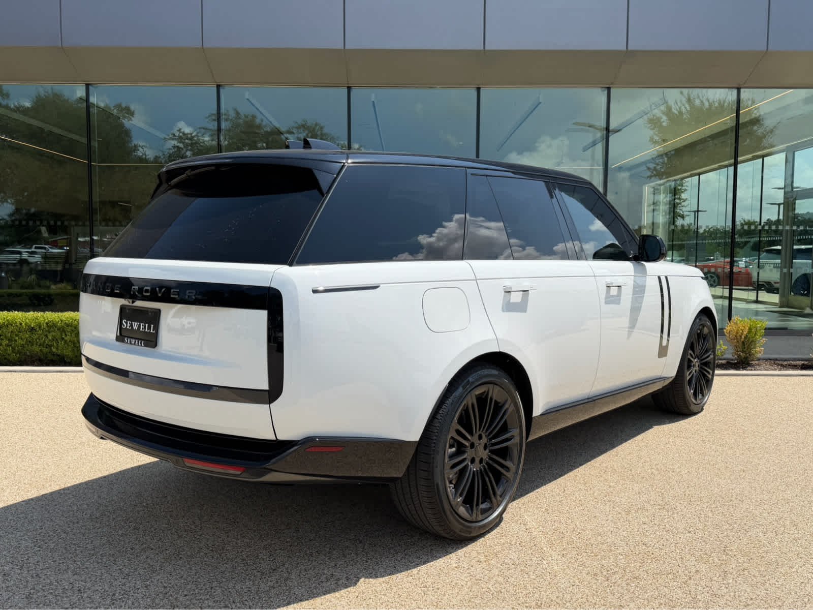 New 2026 Fuji White Land Rover SE image 4