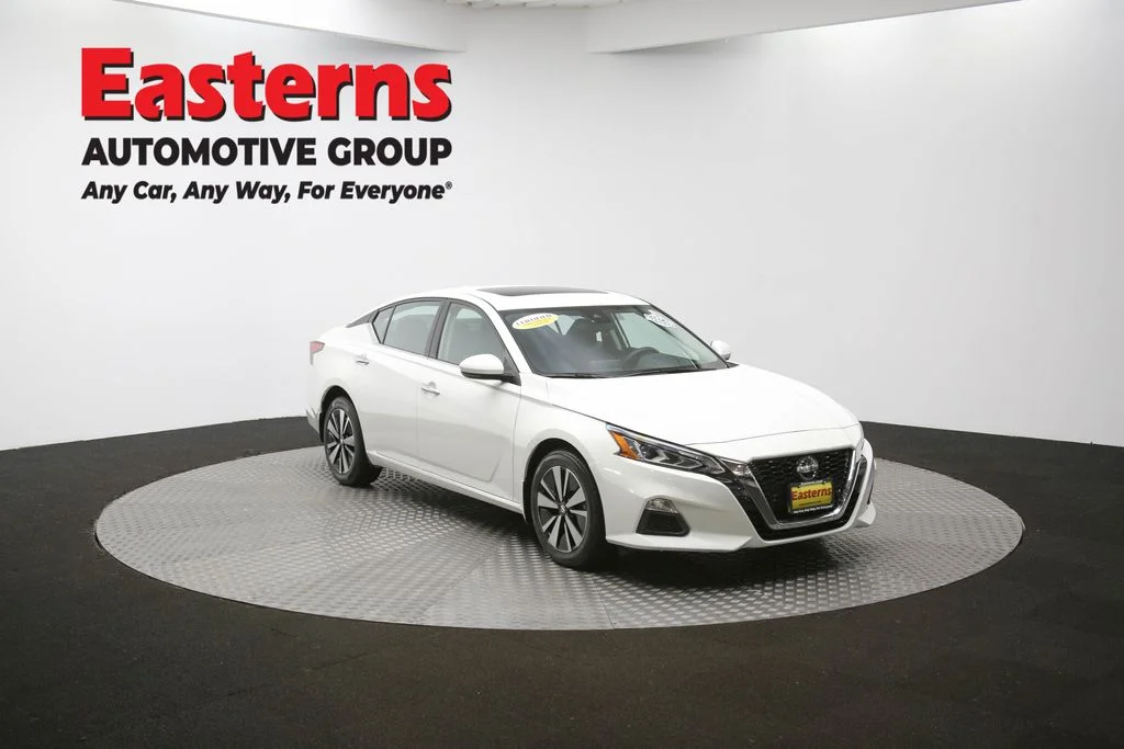 Used 2022 White Nissan 2.5 SV image 49
