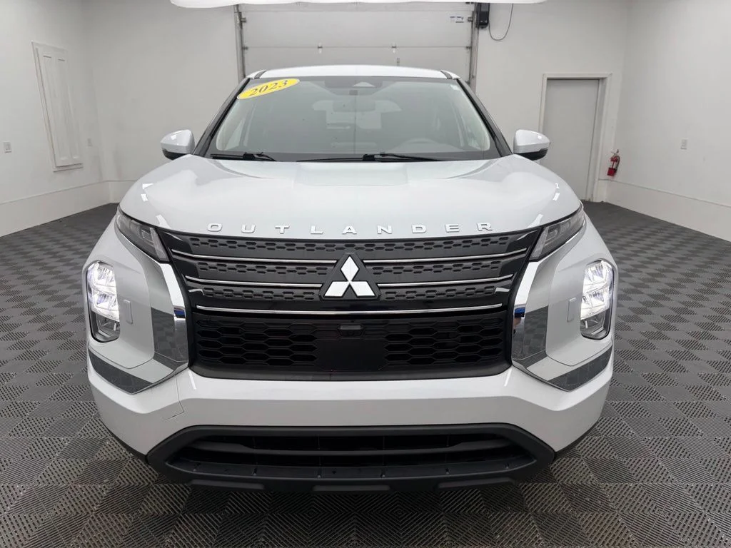 Used 2023  Mitsubishi ES image 14