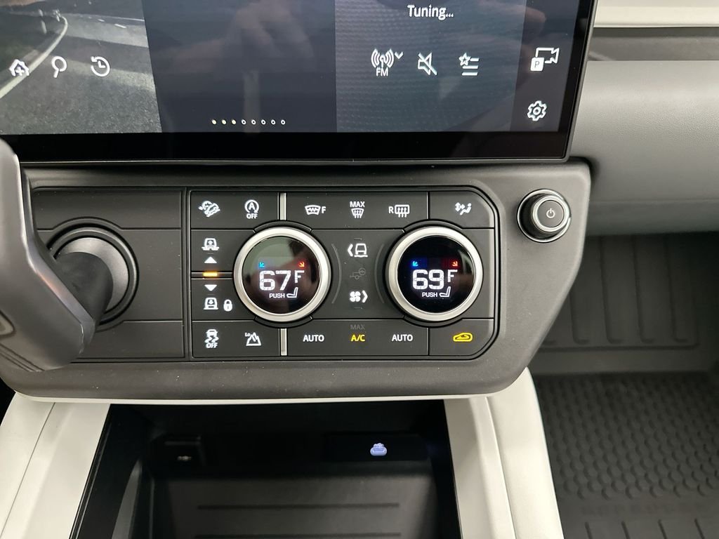 New 2026 Santorini Black Metallic Land Rover X-Dynamic SE image 13