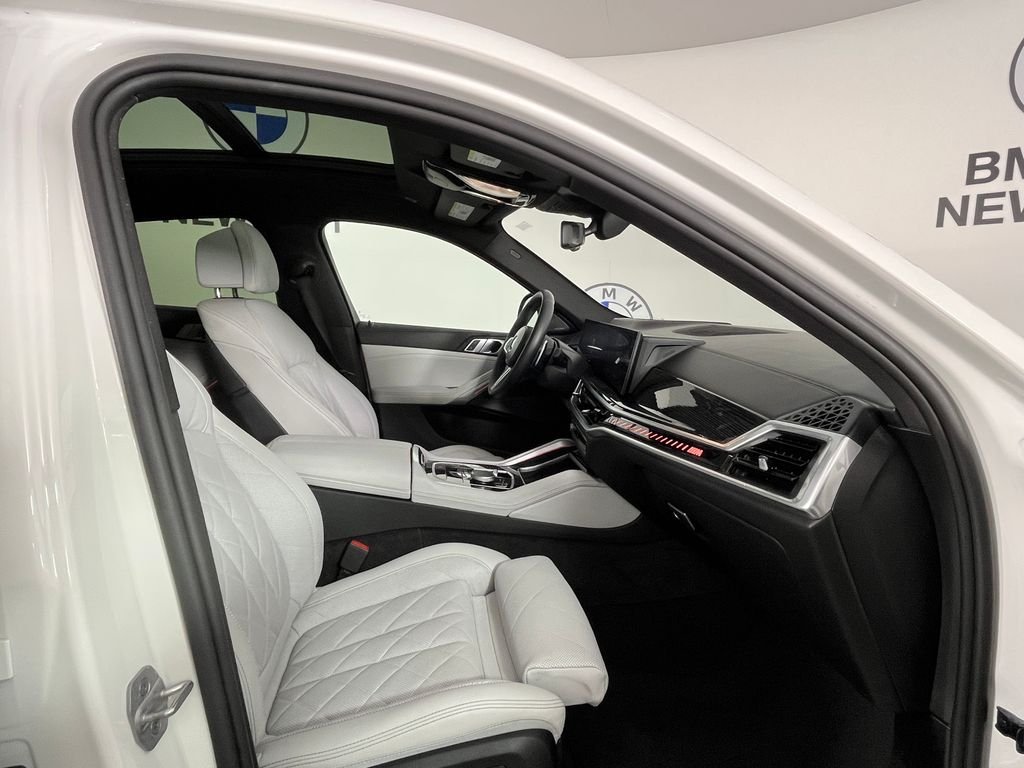 Used 2024 White BMW M60i image 24