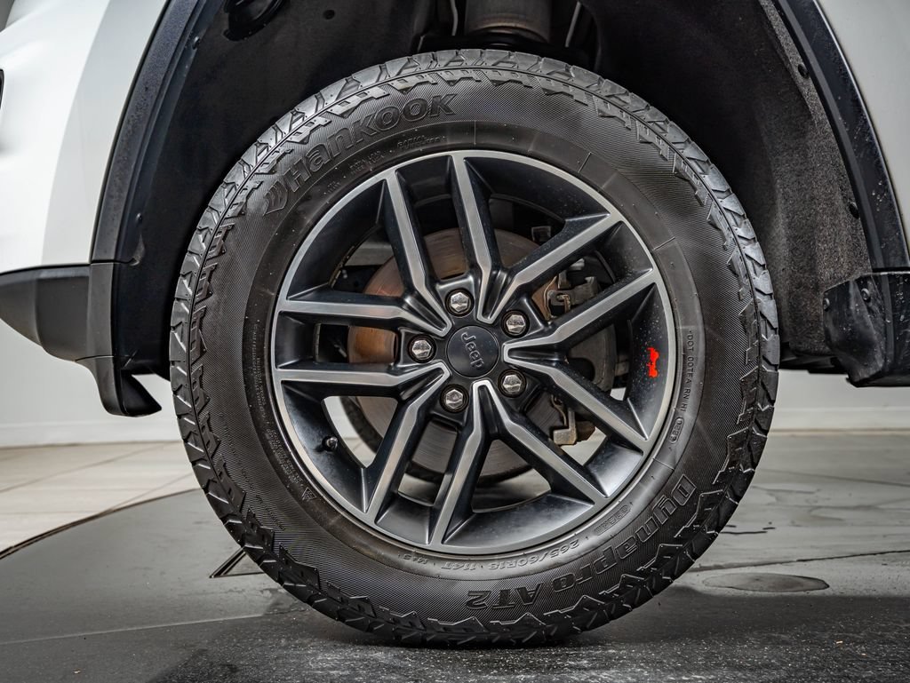 Used 2019 Bright White Clearcoat Jeep Trailhawk image 11