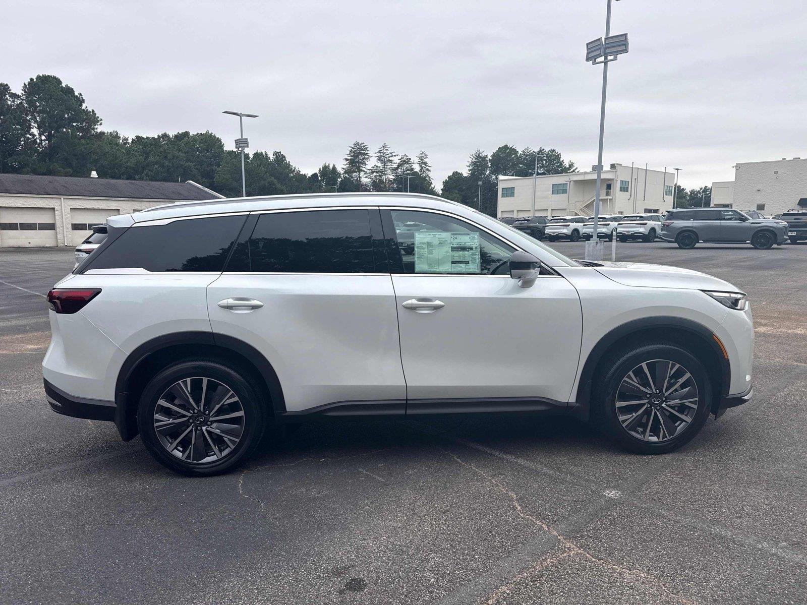 New 2027 RADIANT WHITE INFINITI Luxe FWD image 5