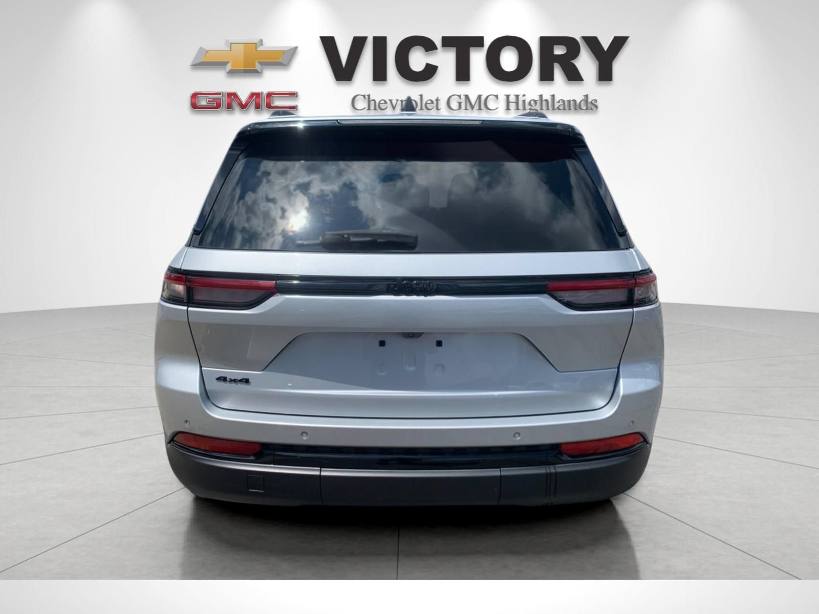 Used 2023 Silver Zynith Jeep Laredo image 4