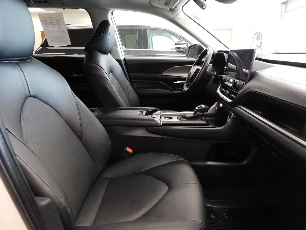 Used 2024 Cream Toyota XLE image 60